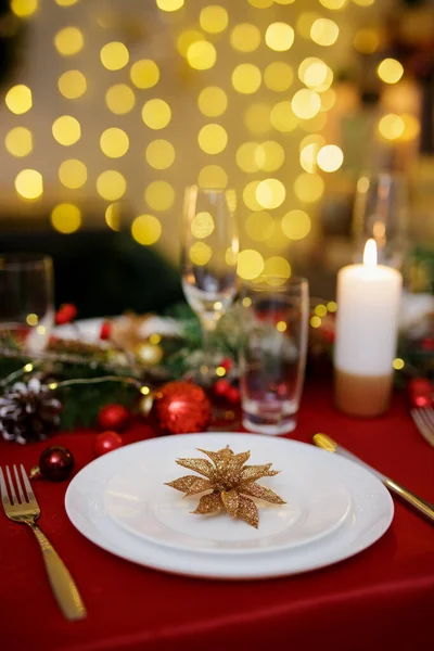 Mesa Roja Servida Para Cena Festiva Casa Sala Estar Decorada — Foto de Stock