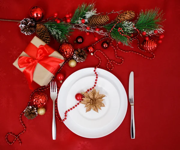 Χριστουγεννιάτικη Ιδέα Λευκό Πιάτο Κλαδιά Ελάτης Δώρο Και Κόκκινη Διακόσμηση — Φωτογραφία Αρχείου