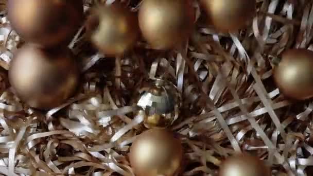 Kerstmis Nieuwjaar Achtergrond Close Van Vallende Gouden Kerstballen Slow Motion — Stockvideo