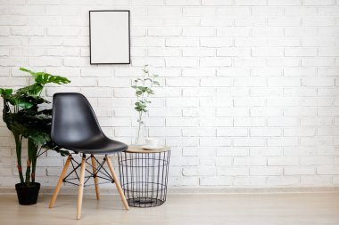modern İskandinav iç mimarisi afiş çerçevesi ile beyaz tuğla arka plan üzerinde kopya alanı ile