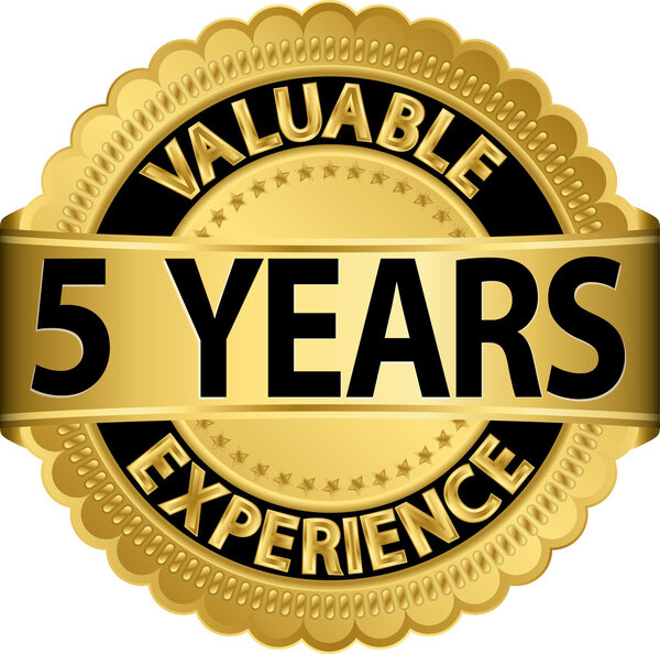 Ценный 5-летний опыт золотой этикетки с лентой, векторная иллюстрация
