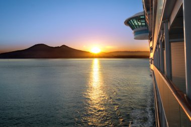gün batımı ve cruise gemi