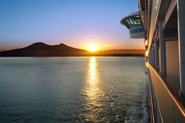 Sonnenuntergang und Kreuzfahrtschiff — Stockfoto