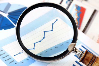Büyüteç mali grafik üzerinde