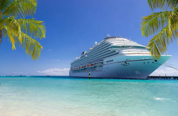 Bateau Croisière Amarré Port Tropical Par Une Journée Ensoleillée — Photo