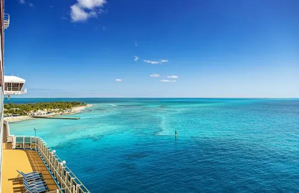 Panoramisch Uitzicht Tropische Kustlijn Vanaf Cruiseschip Zonnige Dag — Stockfoto
