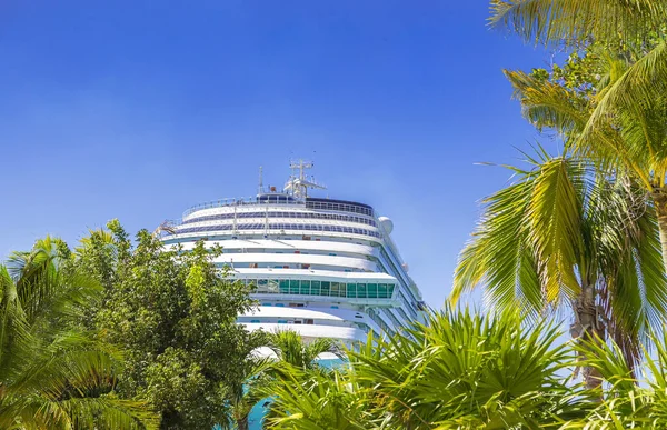 Crucero Atracado Puerto Tropical Día Soleado —  Fotos de Stock