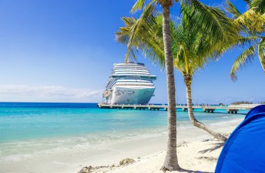 Grand Turk, Turks ve Caicos Adaları - 29 Mart 2019: Güneşli bir günde Grand Turk limanına yanaşan Karnaval Büyüsü Gezisi
