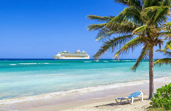 Blick Vom Tropischen Strand Auf Kreuzfahrtschiff Das Zum Hafen Fährt — Stockfoto