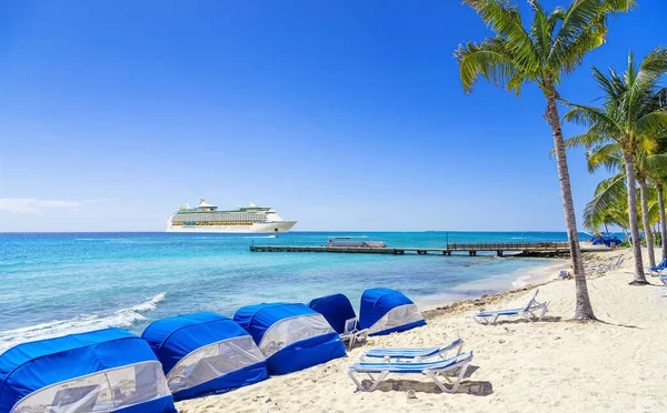 Uitzicht Vanaf Tropisch Strand Cruiseschip Zeilen Naar Haven — Stockfoto