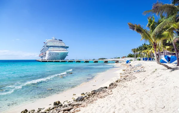 Grand Turk Turks Caicos Islands 2019年3月29日 クルーズ船カーニバル マジックが晴れた日に港Grand Turkにドッキング — ストック写真