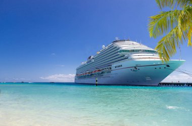 Gezici gemi güneşli bir günde tropikal limana yanaştı.