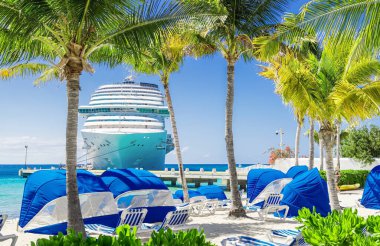 Gezici gemi güneşli bir günde tropikal limana yanaştı.