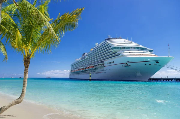 Bateau Croisière Amarré Port Tropical Par Une Journée Ensoleillée — Photo