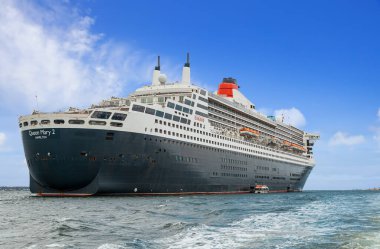 SYDNEY, NS, CANADA - 12 Eylül 2019: RMS Queen Mary 2 gemisi limanda. Cunard Line 'ın amiral gemisi olarak hizmet vererek şimdiye kadar yapılmış en büyük okyanus gemisidir. 