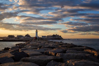 Massachusetts 'teki Deniz fenerinde günbatımı