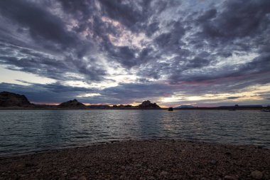 Arizona Powell Gölü 'nde gün doğumu