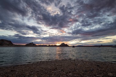 Arizona Powell Gölü 'nde gün doğumu