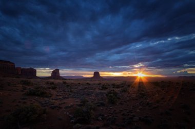 Arizona Anıt Vadisi 'nde günbatımı