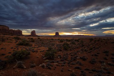 Arizona Anıt Vadisi 'nde günbatımı