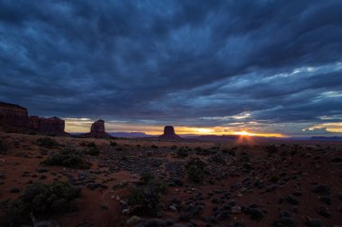 Arizona Anıt Vadisi 'nde günbatımı
