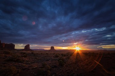 Arizona Anıt Vadisi 'nde günbatımı