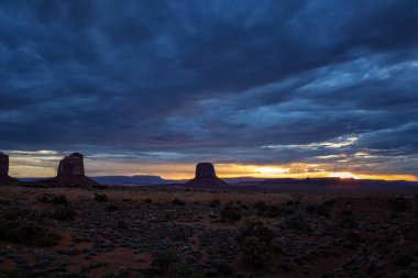 Arizona Anıt Vadisi 'nde günbatımı