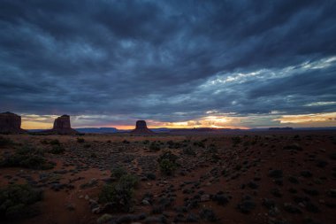 Arizona Anıt Vadisi 'nde günbatımı