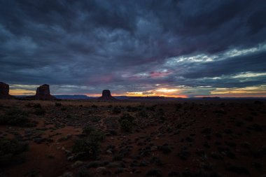 Arizona Anıt Vadisi 'nde günbatımı