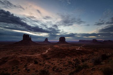 Arizona Anıt Vadisi 'nde günbatımı