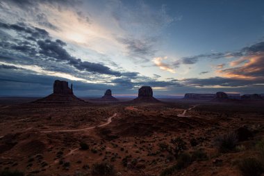 Arizona Anıt Vadisi 'nde günbatımı