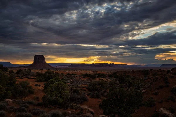 Arizona Anıt Vadisi 'nde günbatımı