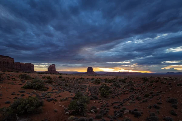 Arizona Anıt Vadisi 'nde günbatımı