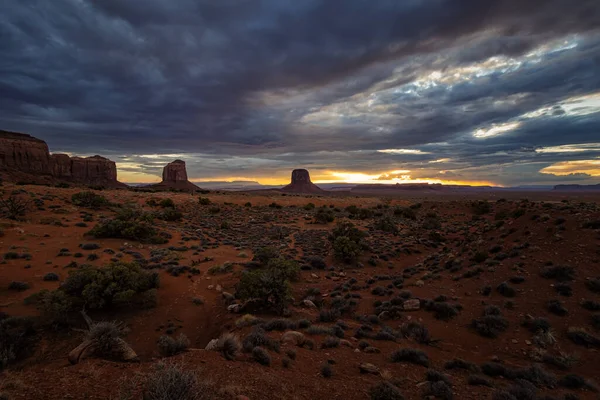 Arizona Anıt Vadisi 'nde günbatımı