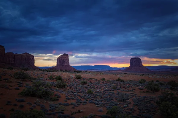 Arizona Anıt Vadisi 'nde günbatımı