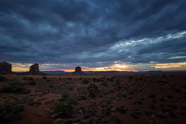 Arizona Anıt Vadisi 'nde günbatımı
