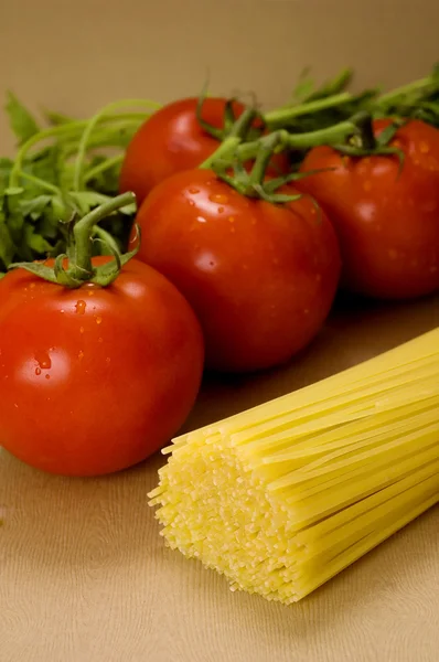 Spaghetti und Tomaten — Stockfoto