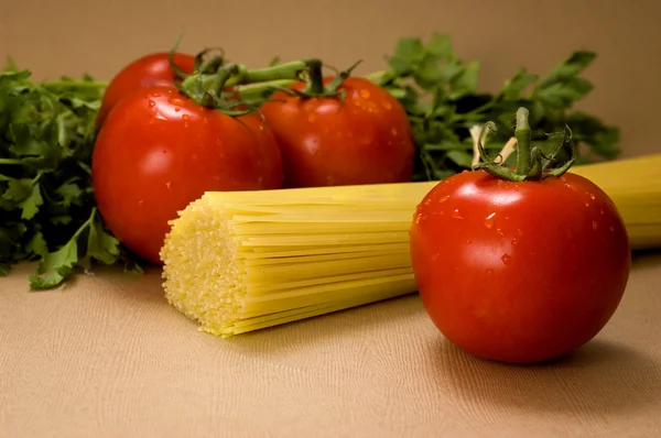 Spaghetti und Tomaten — Stockfoto