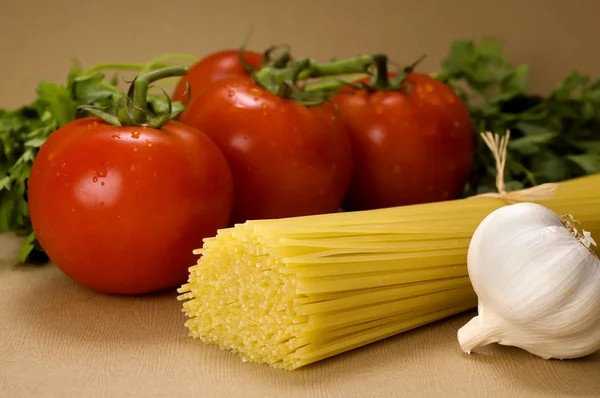 Spaghetti und Tomaten — Stockfoto