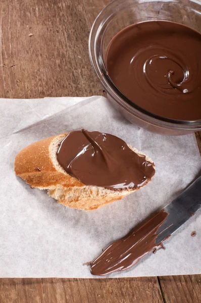 Cioccolato spalmato su baguette — Foto Stock