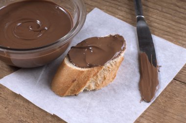 baget üzerinde çikolata yayıldı