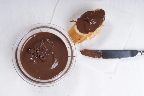 Choklad spridningen på baguette — Stockfoto