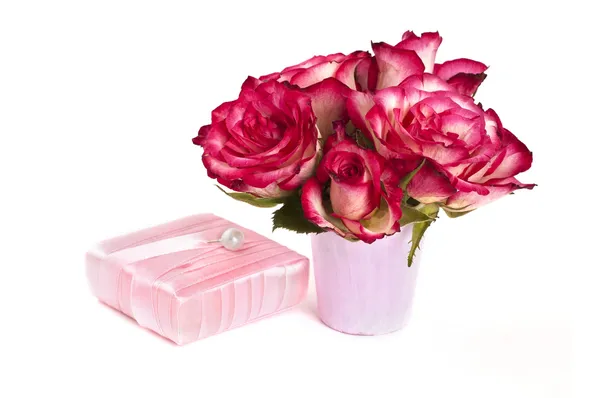 Rosas e caixa de presente — Fotografia de Stock