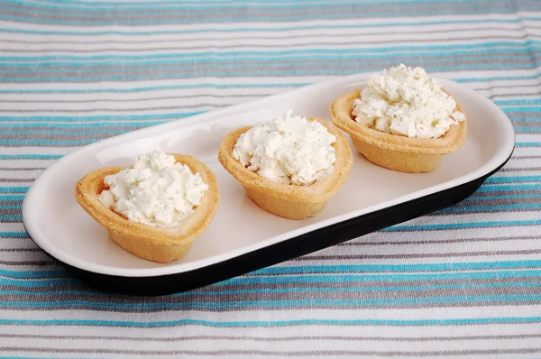 Tartlets with cream cheese — Stock Photo, Image