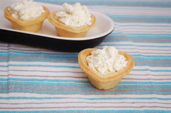 Tartlets with cream cheese — Stock Photo, Image