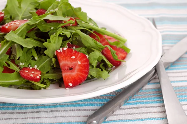 Salade met aardbei — Stockfoto