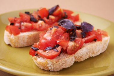 Bruschetta mor fesleğen ile