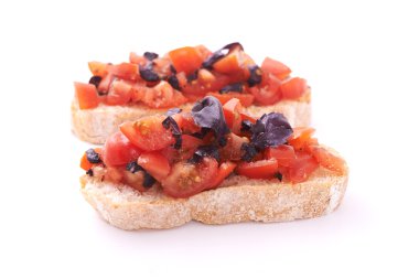 Bruschetta mor fesleğen ile