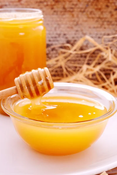 Honung droppmunstycke och burk honung — Stockfoto