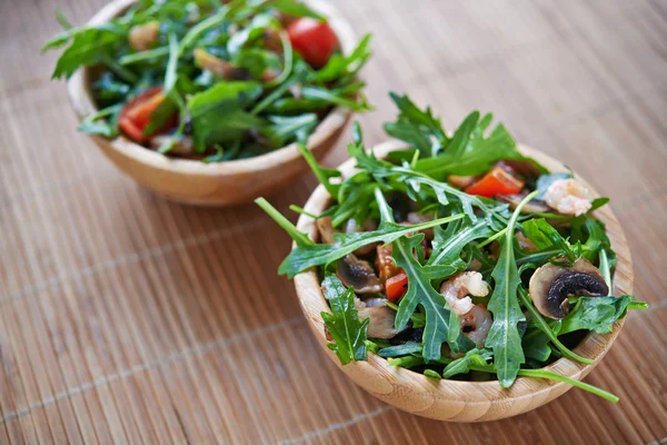 Kızarmış karides salatası rucola — Stok fotoğraf